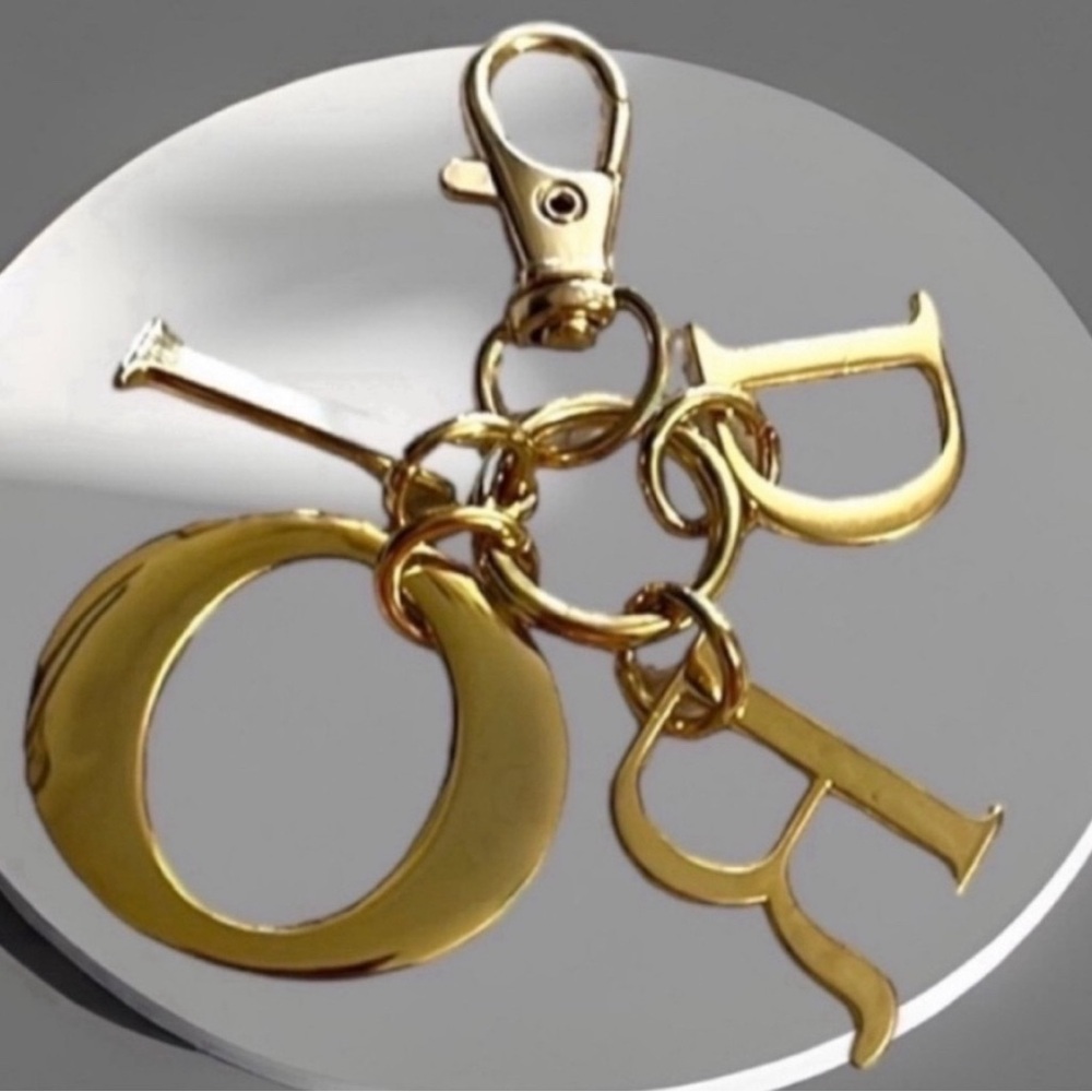 🎉 DIOR LOGO Keychain
Bag Charm
Dior Beauty Gold Tone Metal
